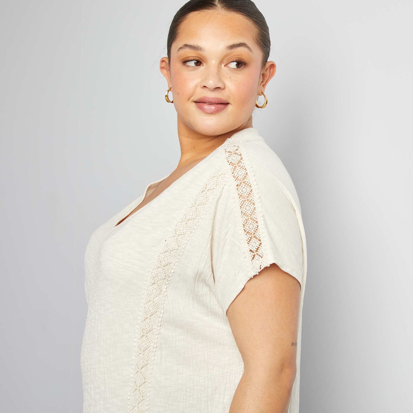 Blouse matière crêpée avec broderies BLANC CASSé