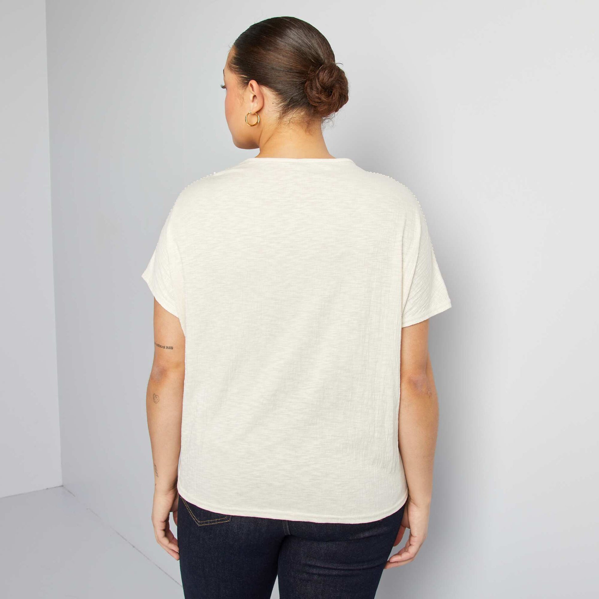 Blouse matière crêpée avec broderies BLANC CASSé