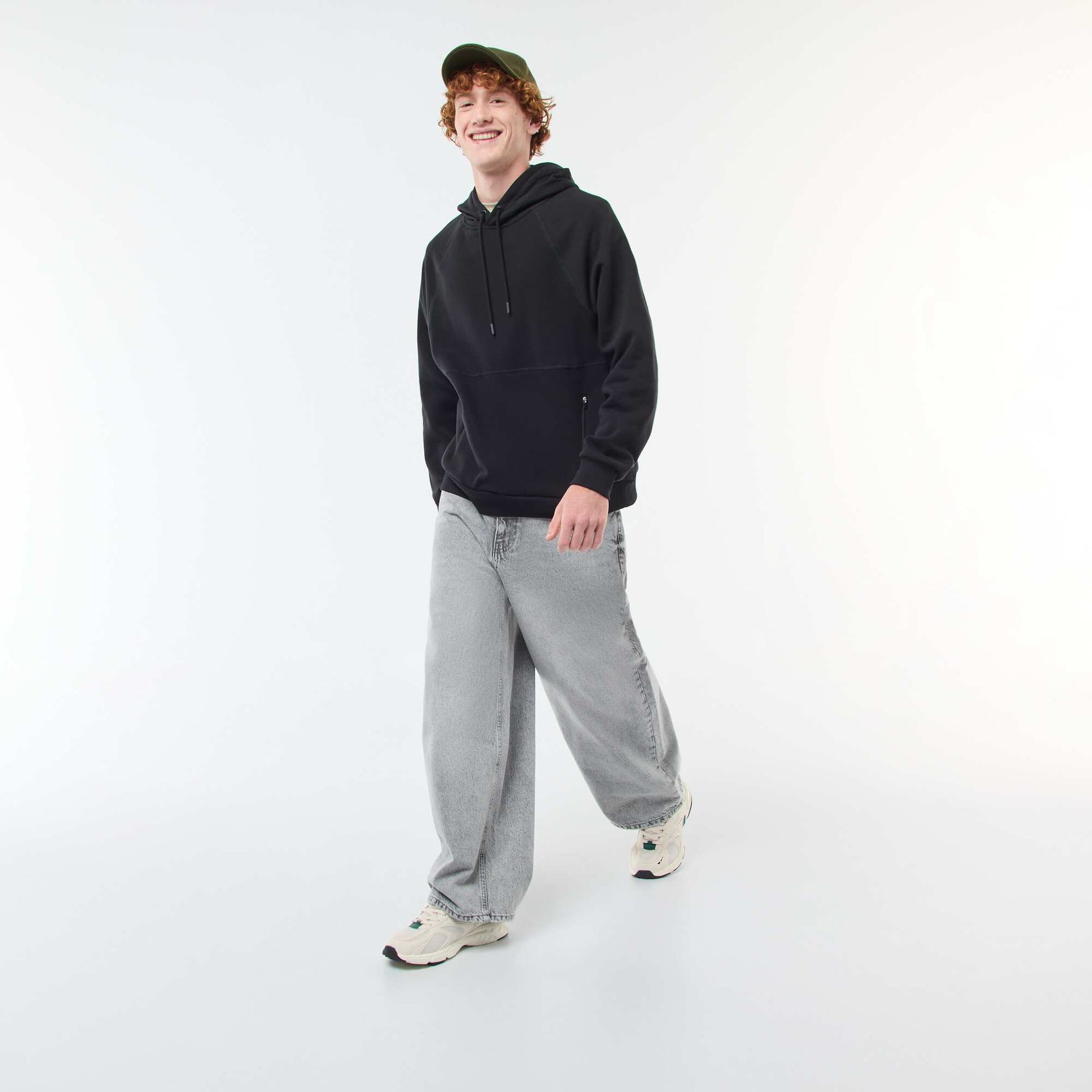 Sweat uni à capuche avec poches zippées NOIR