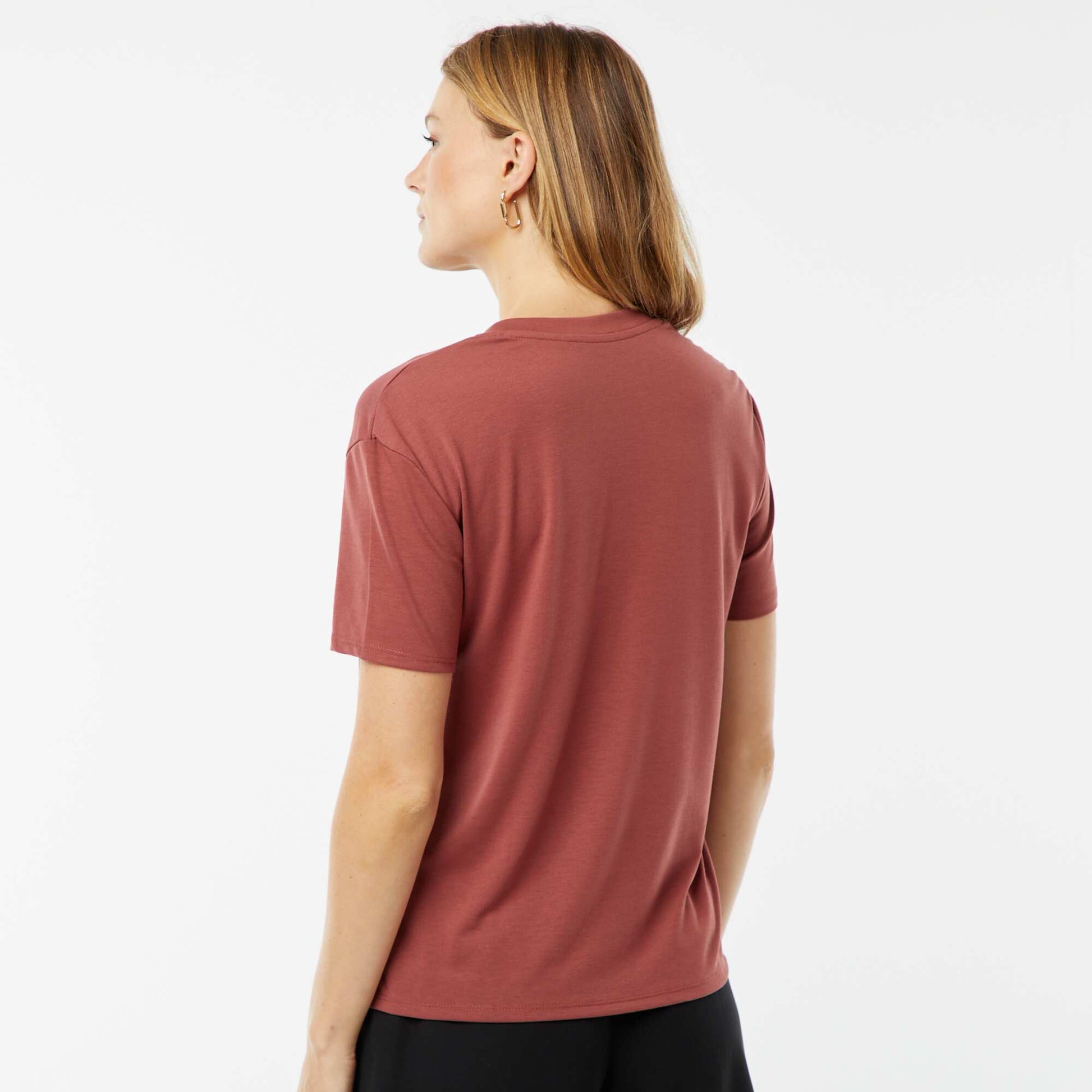 Tee-shirt manches courtes avec encolure en V BRIQUE