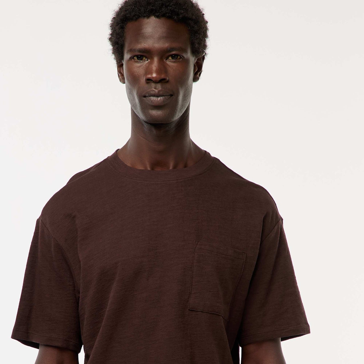 T-shirt uni à manches courtes avec poche poitrine MARRON