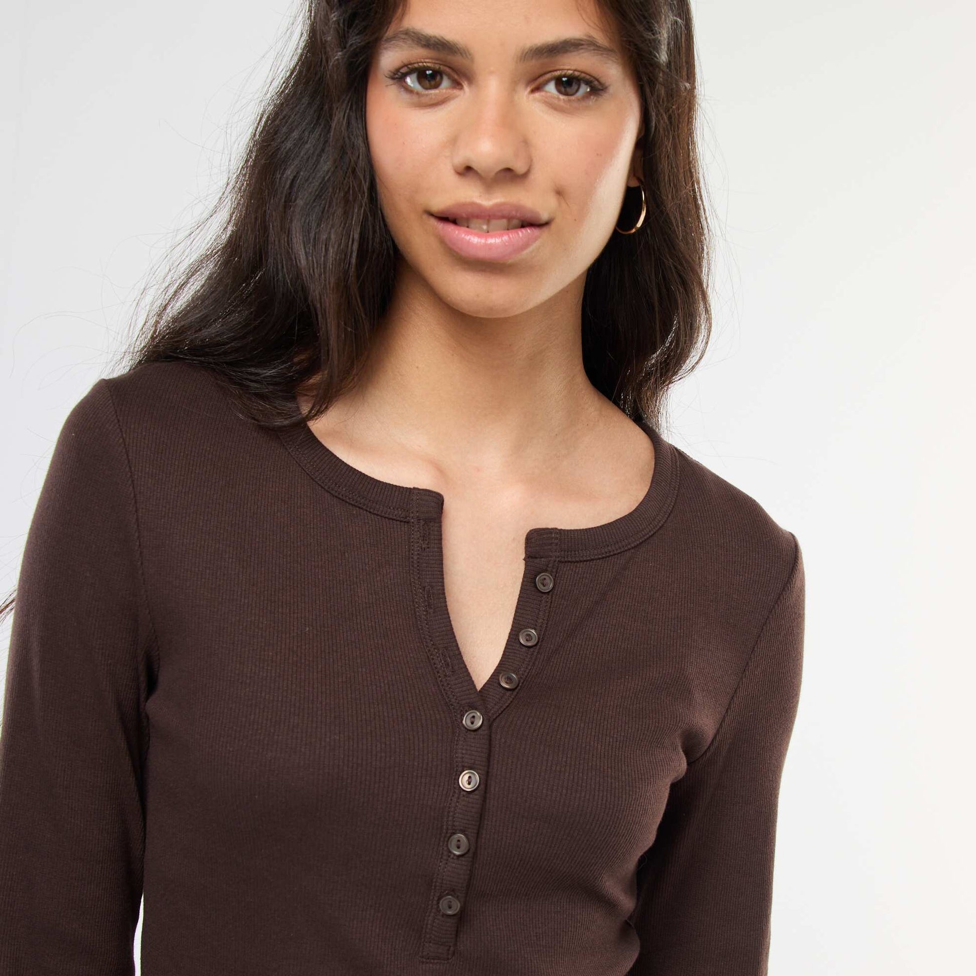 Tee-shirt uni côtelé avec col tunisien MARRON