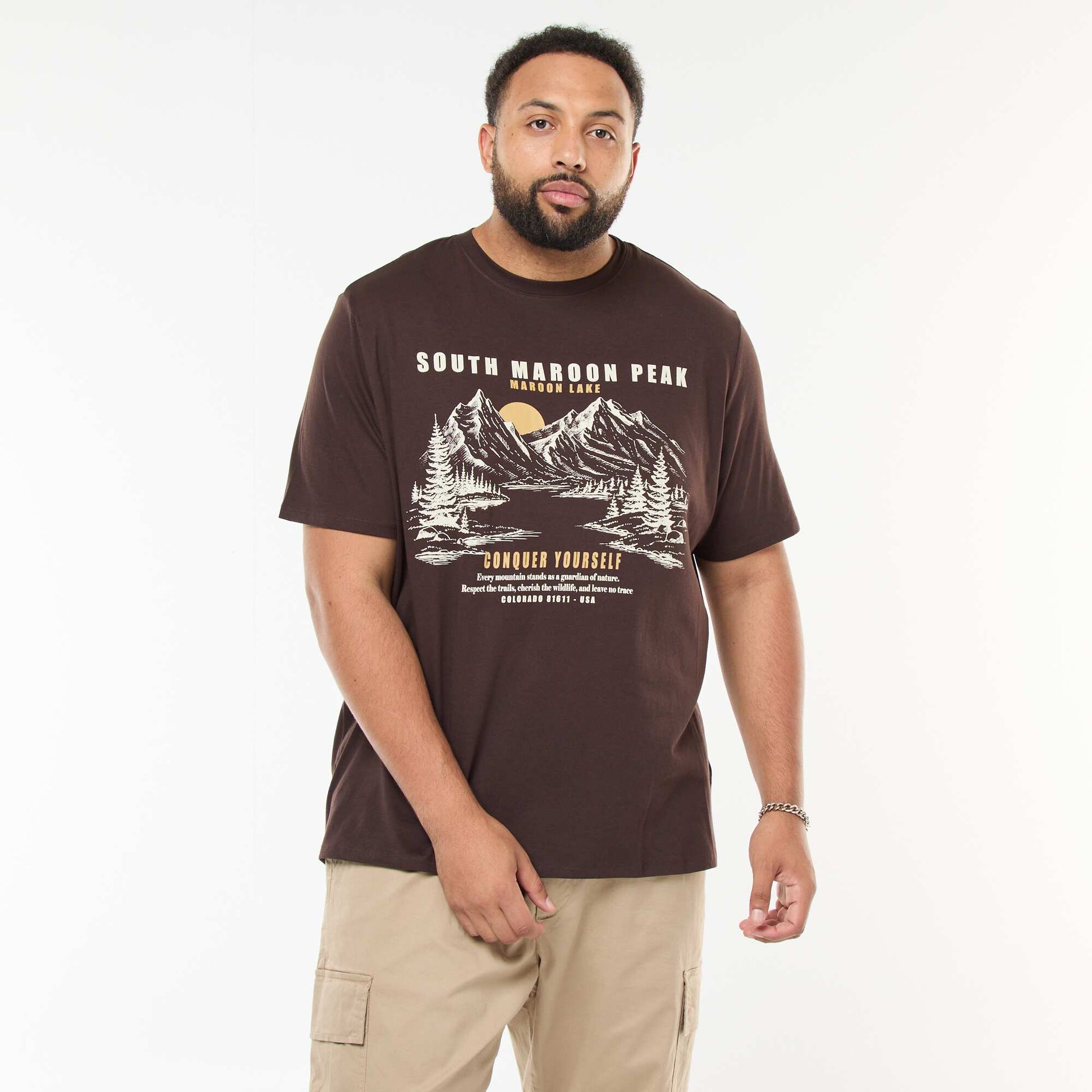 T-shirt imprimé à manches courtes et col rond MARRON