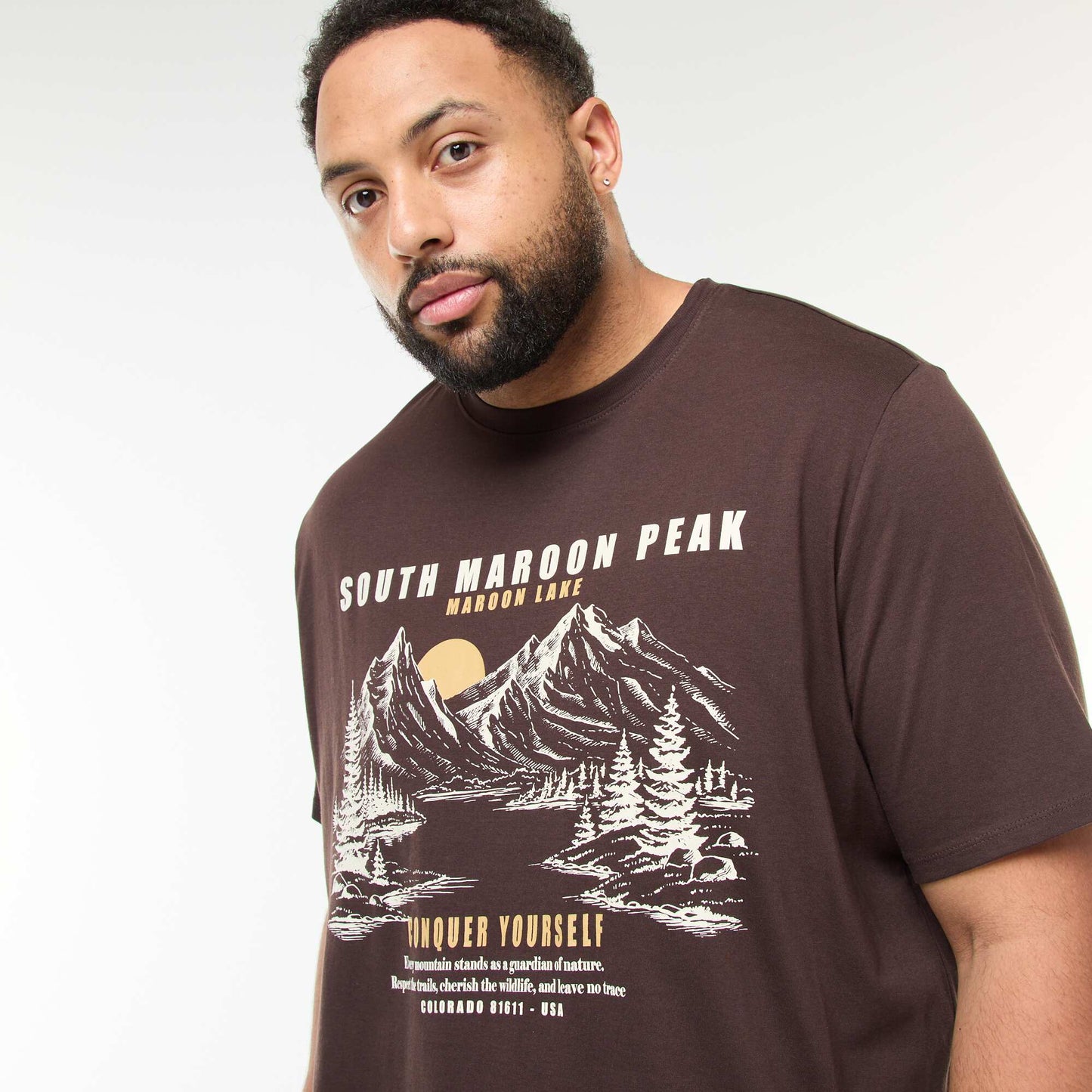 T-shirt imprimé à manches courtes et col rond MARRON