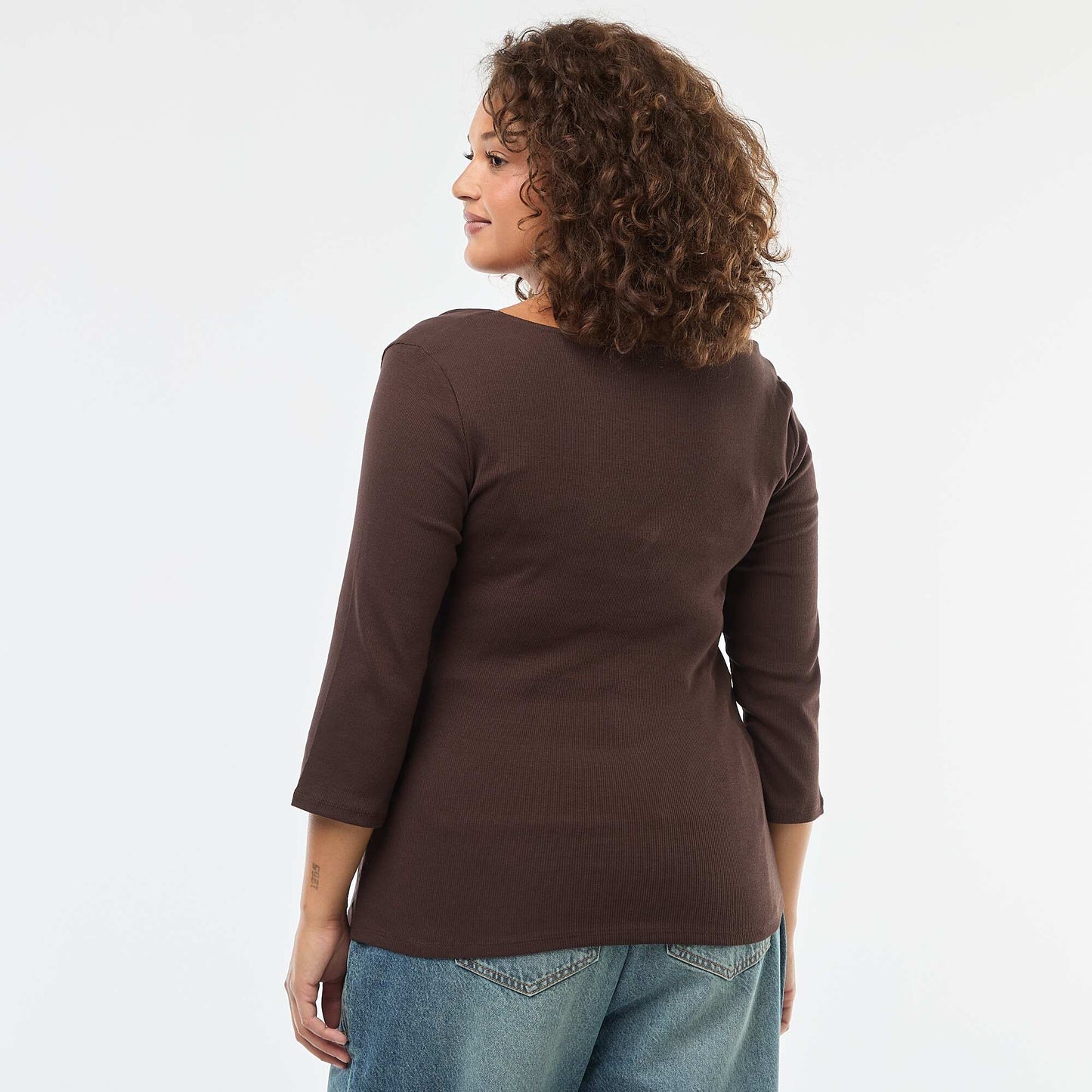 T-shirt côtelé avec large encolure MARRON