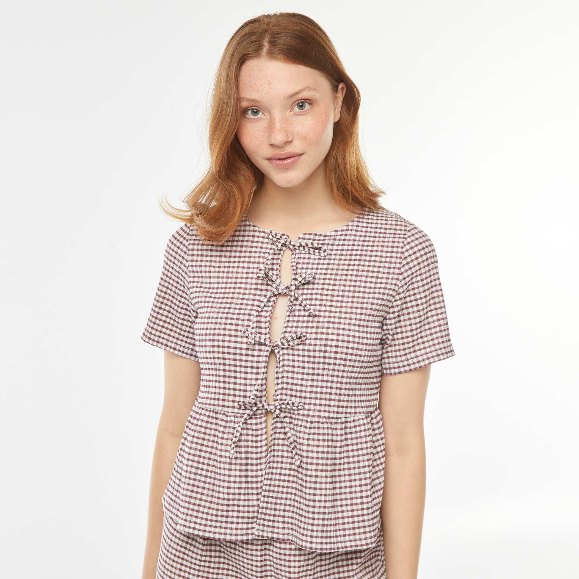 Blouse en matière crêpée avec ouverture à nouer ROUGE