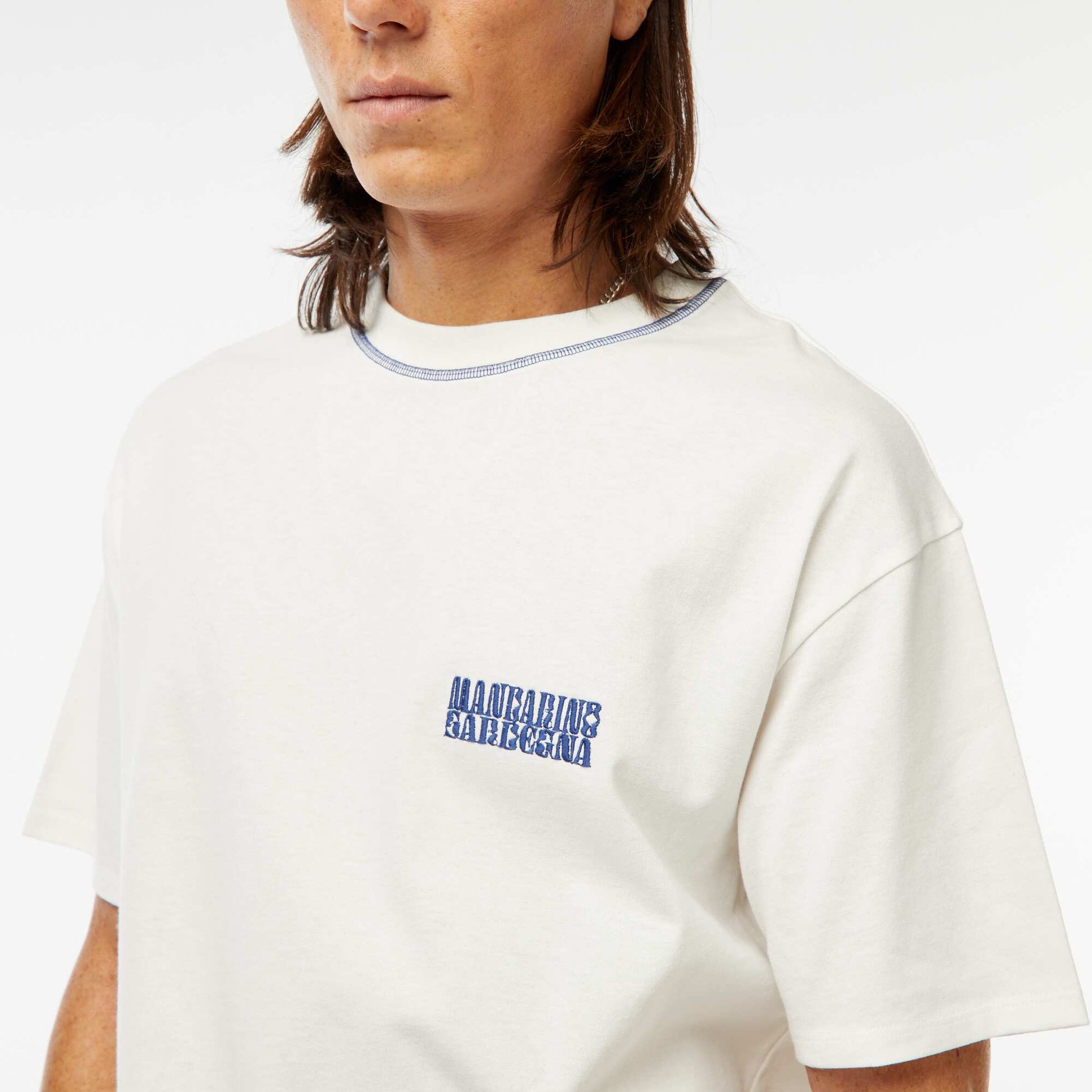 T-shirt imprimé avec broderie poitrine et imprimé au dos BLANC