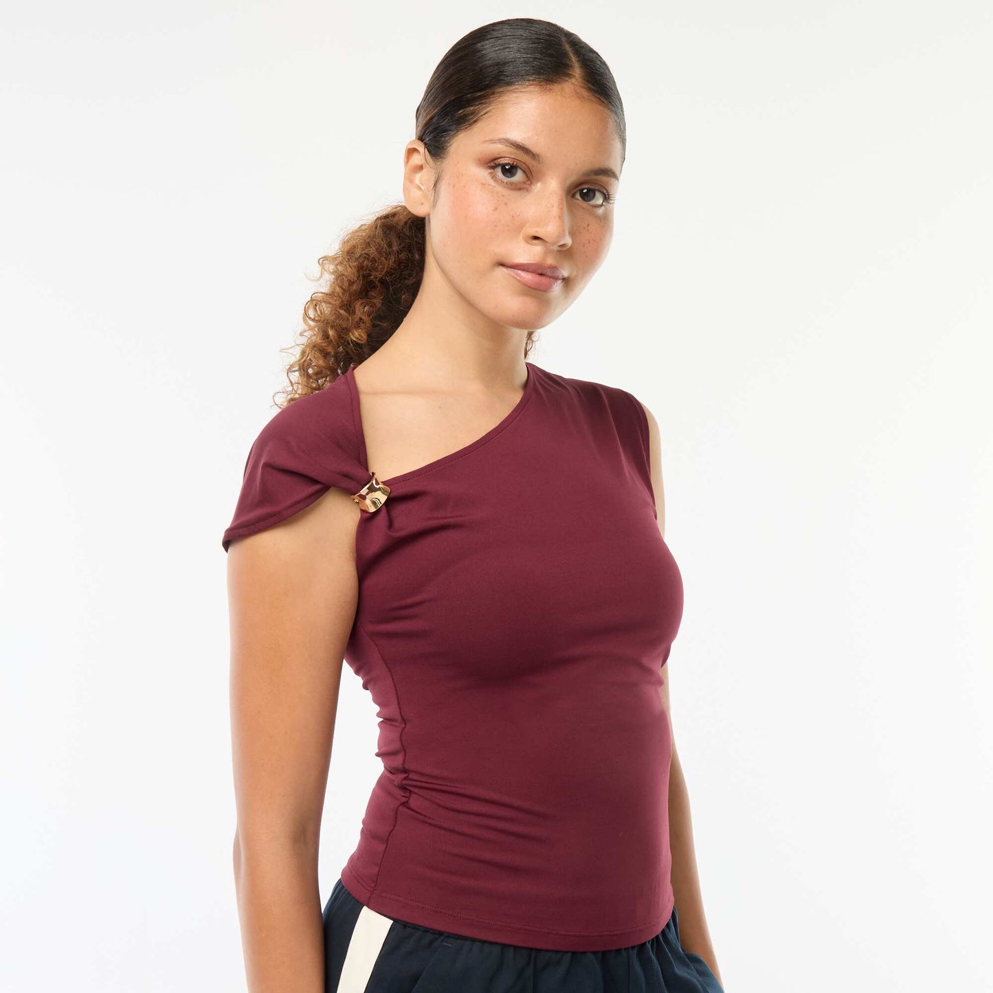 Tee-shirt twisté avec détail bijou BORDEAUX