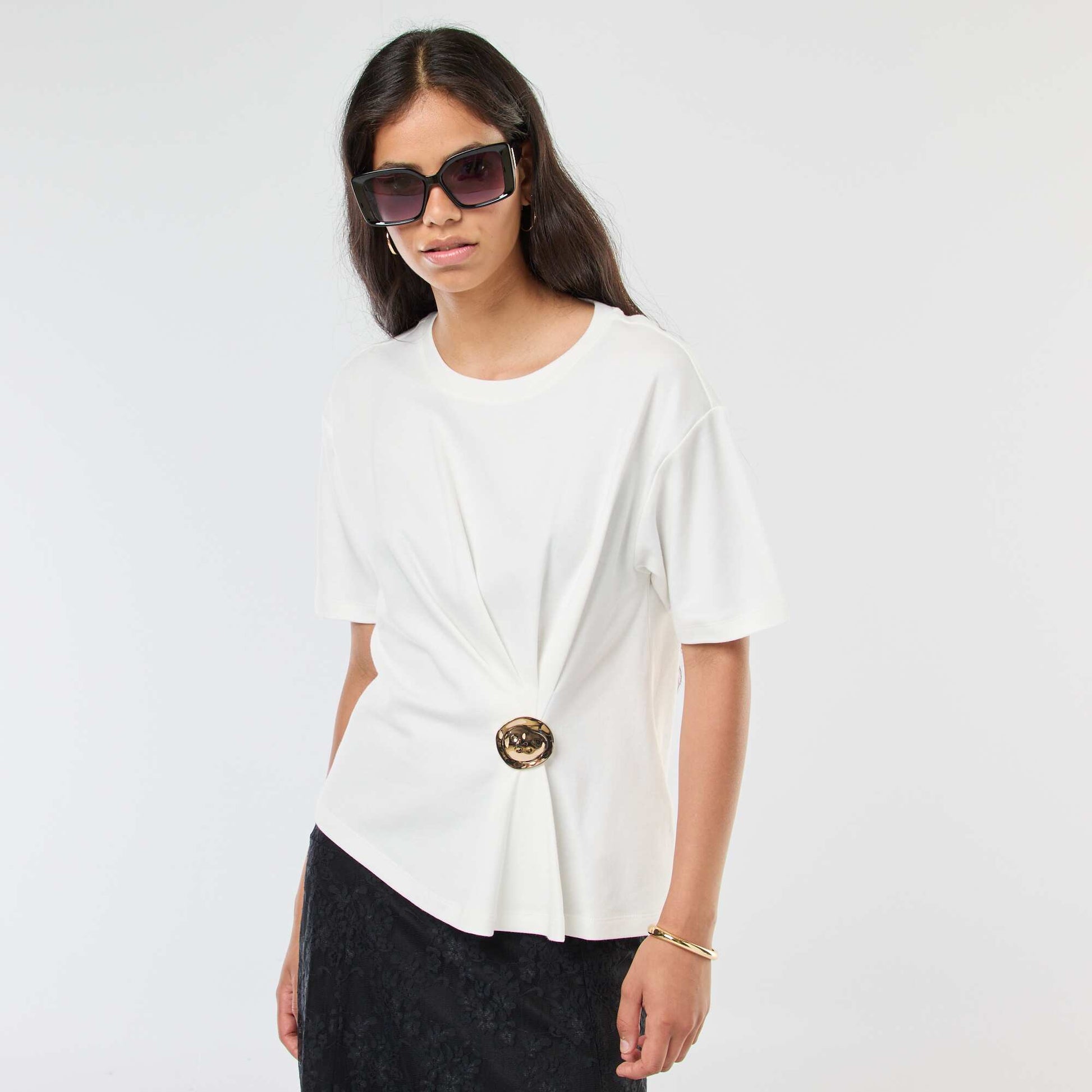 T-shirt à manches courtes avec bijou fantaisie devant effet twisté BLANC