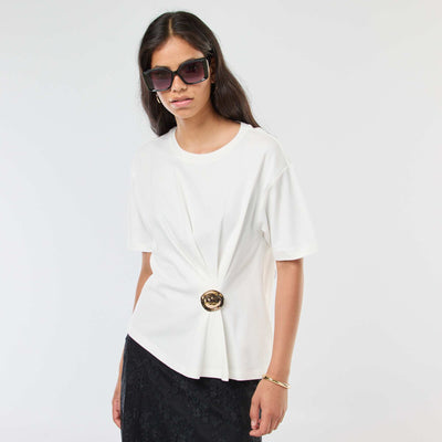T-shirt à manches courtes avec bijou fantaisie devant effet twisté BLANC