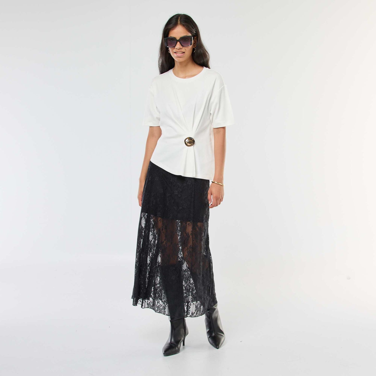 T-shirt à manches courtes avec bijou fantaisie devant effet twisté BLANC