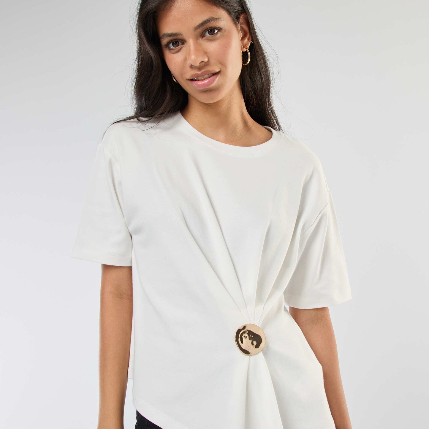 T-shirt à manches courtes avec bijou fantaisie devant effet twisté BLANC