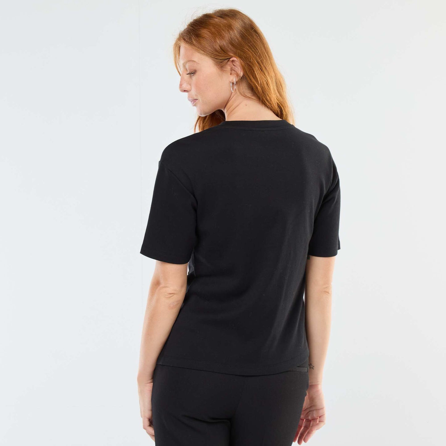 T-shirt à manches courtes avec bijou fantaisie devant effet twisté NOIR