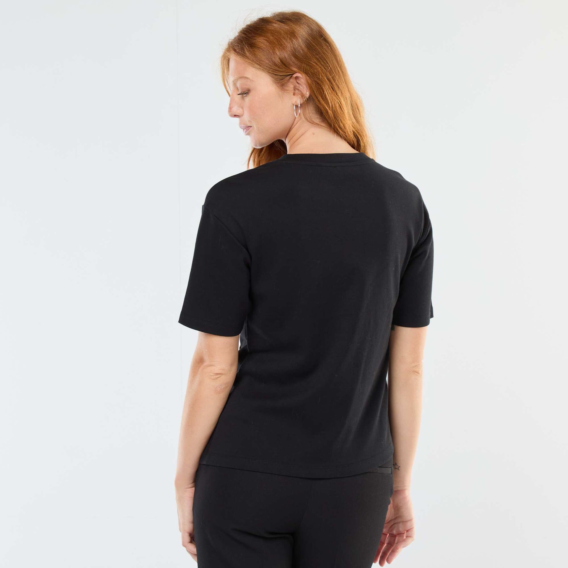 T-shirt à manches courtes avec bijou fantaisie devant effet twisté NOIR