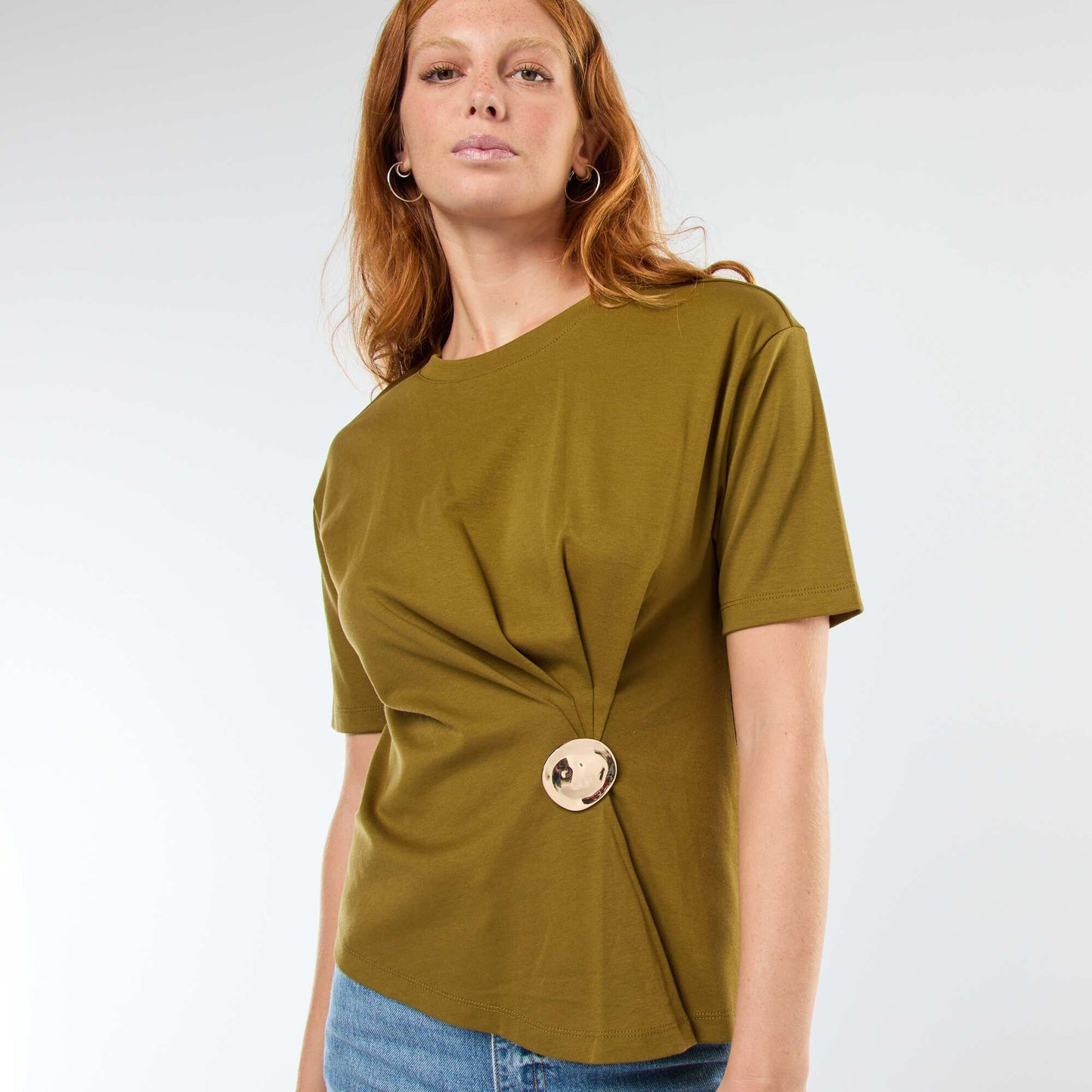 T-shirt à manches courtes avec bijou fantaisie devant effet twisté VERT