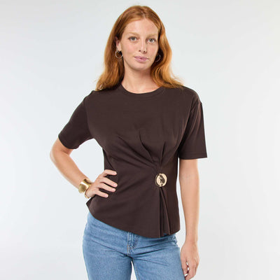 T-shirt à manches courtes avec bijou fantaisie devant effet twisté MARRON