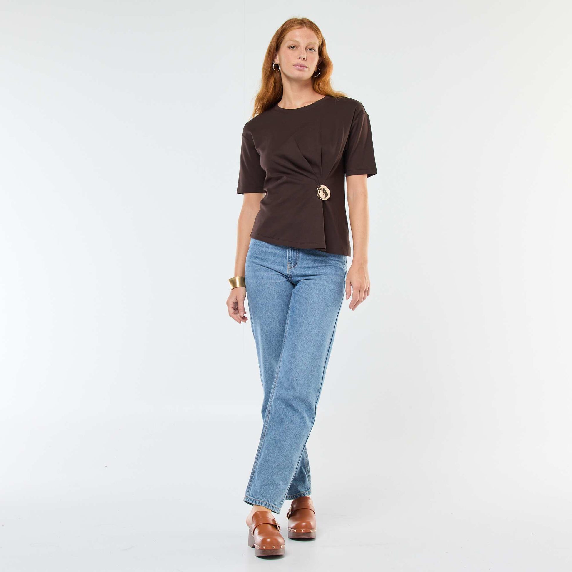 T-shirt à manches courtes avec bijou fantaisie devant effet twisté MARRON