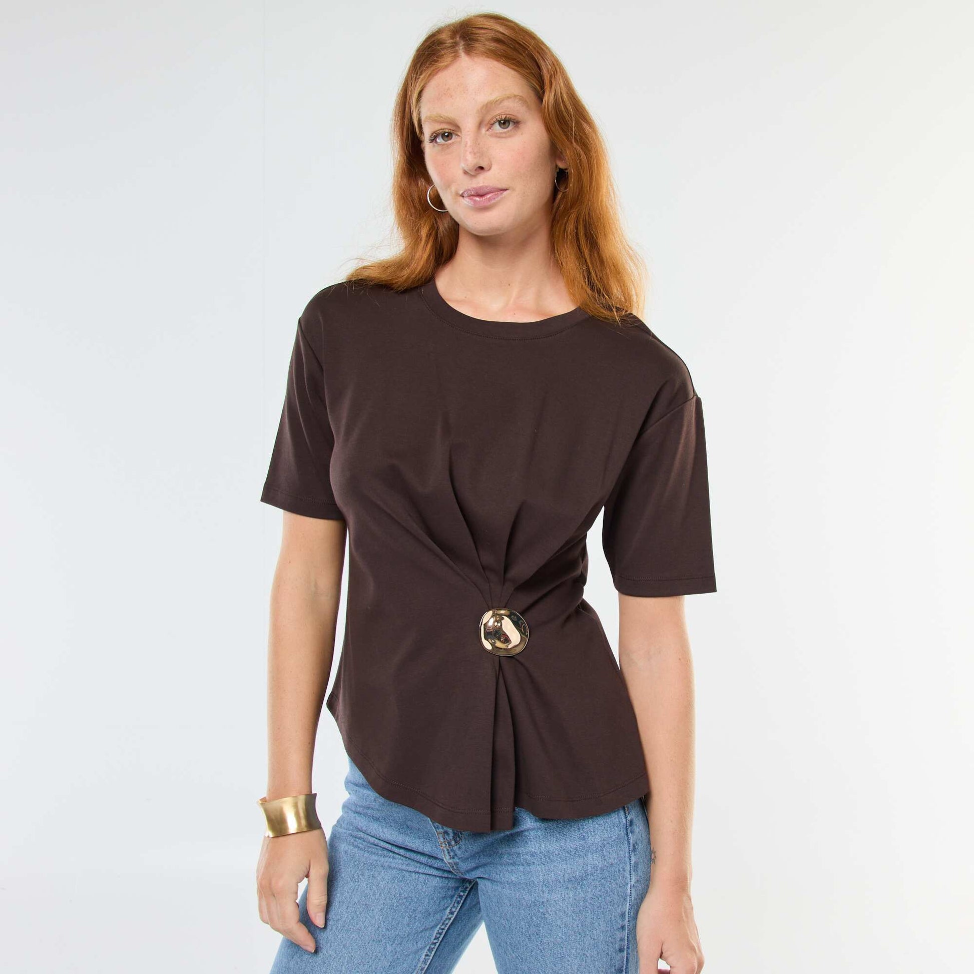 T-shirt à manches courtes avec bijou fantaisie devant effet twisté MARRON