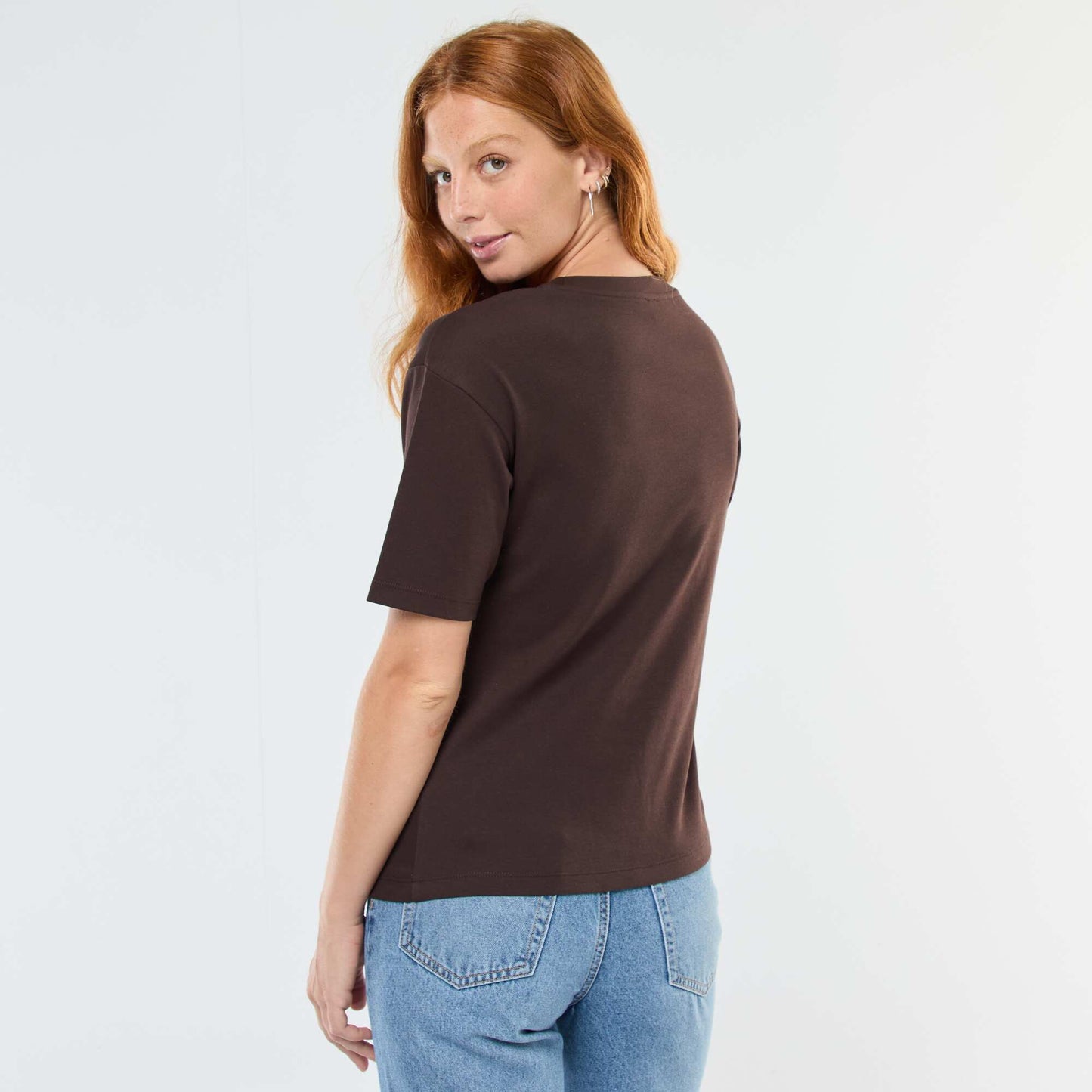 T-shirt à manches courtes avec bijou fantaisie devant effet twisté MARRON
