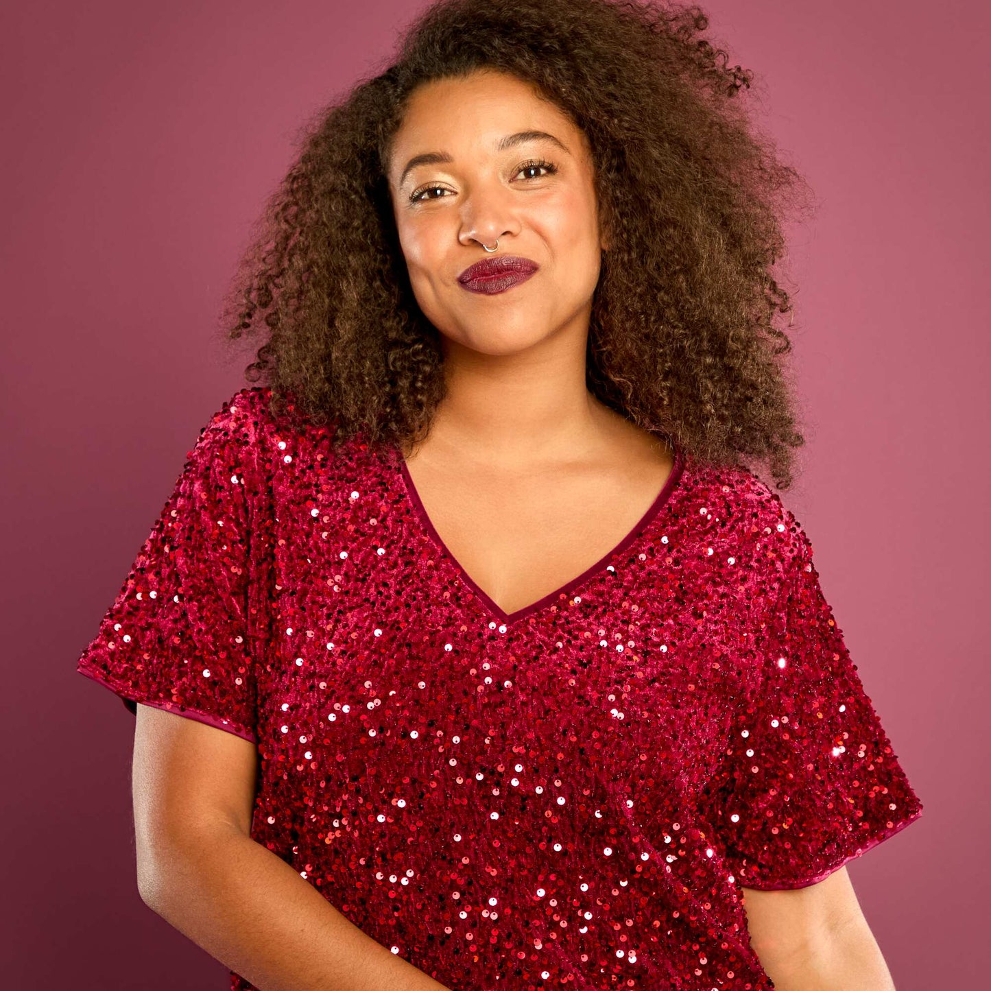T-shirt avec sequins all-over manches courtes ROUGE